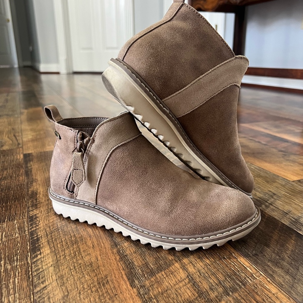 Skechers Arch Fit Mojave-Indefinite Boots for Women  in mushroom color.
